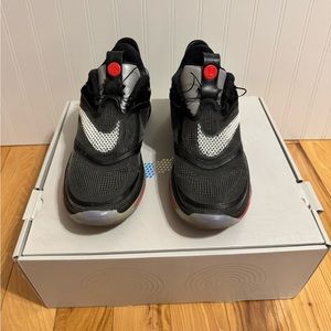 Size 8.5 Mens
Comes with original box, charging pad and cable.